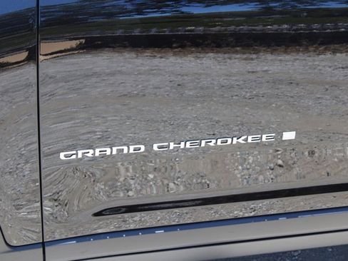 New 2025 Jeep Grand Cherokee Limited image 11