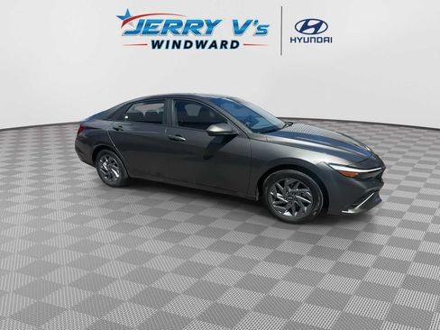 Used 2024 Hyundai Elantra SEL image 2
