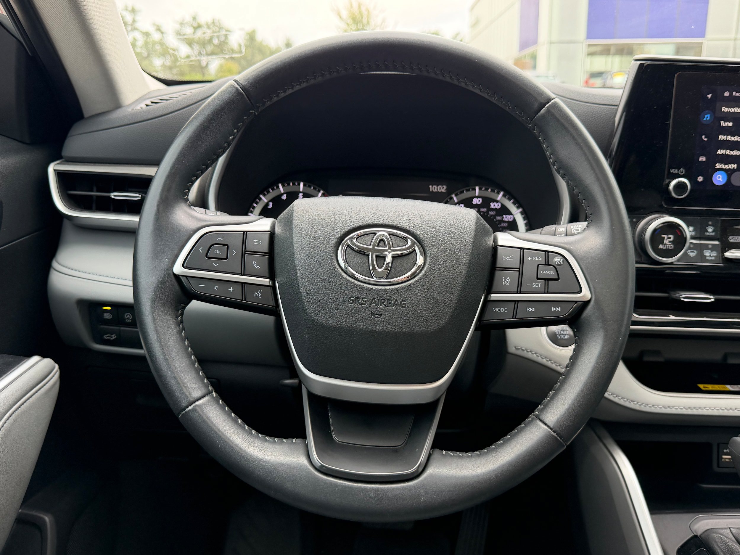 Used 2024 Toyota Highlander XLE FWD image 18