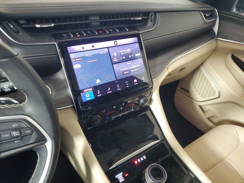 Used 2025 Jeep Grand Cherokee Limited w/ Luxury Tech Group II image 18