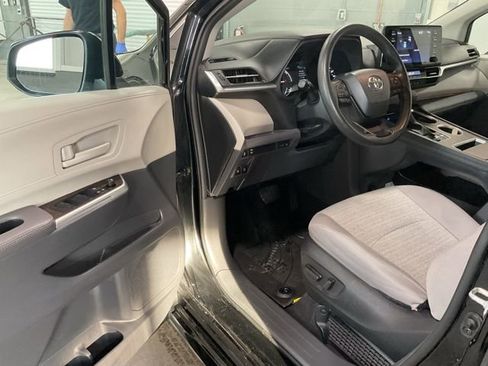 Used 2024 Toyota Sienna LE image 9