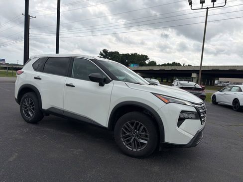 Used 2024 Nissan Rogue S FWD image 2