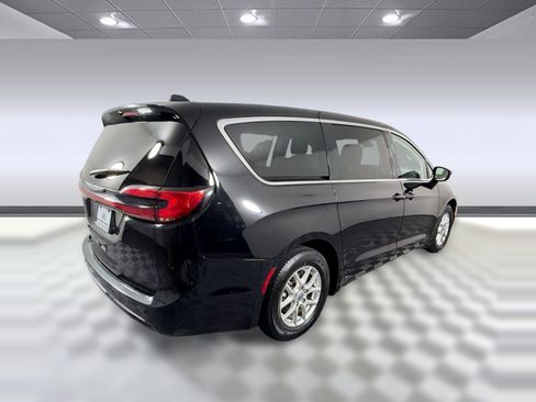 Used 2024 Chrysler Pacifica Touring-L FWD image 9