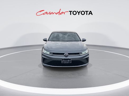 Used 2025 Volkswagen Jetta SE image 3