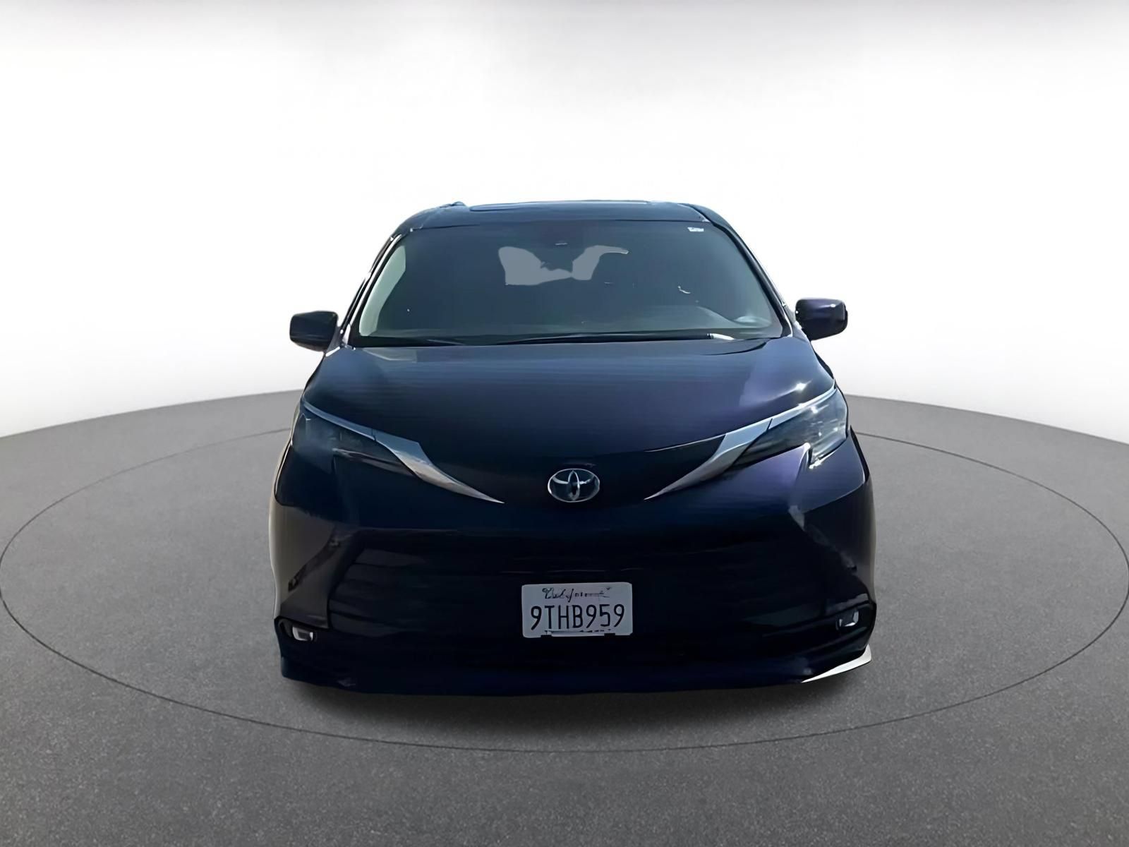 Used 2025 Toyota Sienna XLE FWD image 4