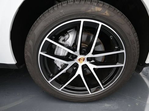 Certified 2025 Porsche Macan AWD/4WD image 18