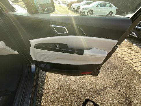 Used 2024 Kia Carnival EX image 32