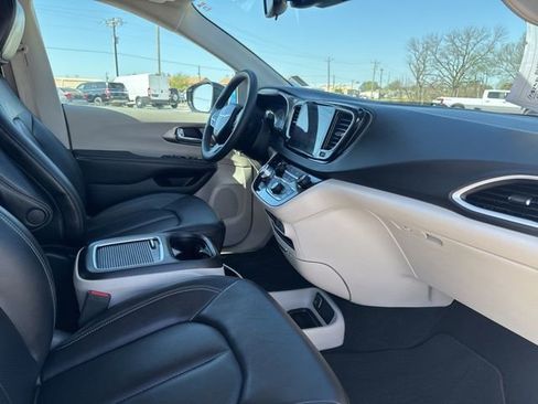 Used 2024 Chrysler Pacifica Touring-L FWD image 15