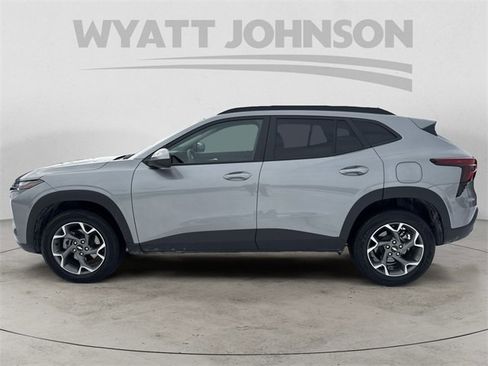 Used 2025 Chevrolet Trax LT image 2