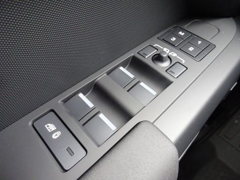 New 2026 Land Rover Defender 110 X-Dynamic SE AWD/4WD image 29