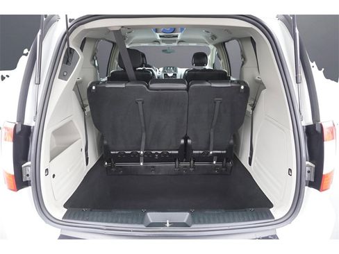 Used 2015 Chrysler Town & Country Touring-L w/ Driver Convenience Group image 30