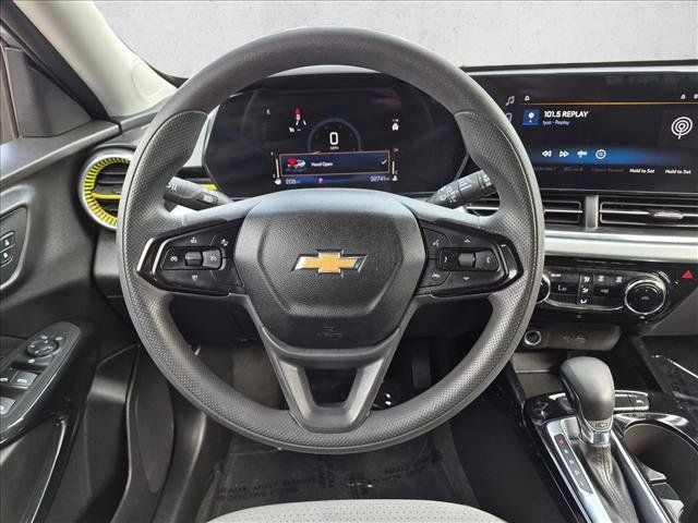 Used 2025 Chevrolet Trax LT FWD image 13