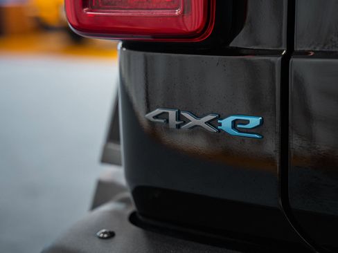 Used 2024 Jeep Wrangler Unlimited Rubicon 4xe AWD/4WD image 8