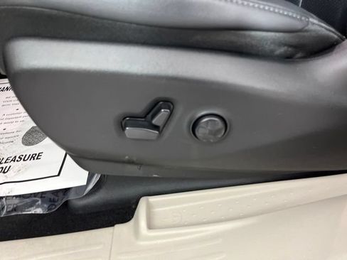 Used 2024 Chrysler Pacifica Touring-L FWD image 34