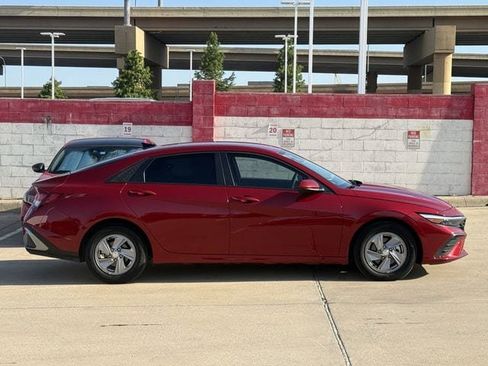 Used 2025 Hyundai Elantra SE FWD image 3