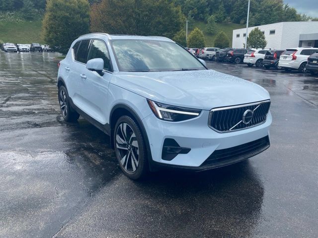 Used 2024 Volvo XC40 B5 Plus w/ Climate Package AWD/4WD image 3