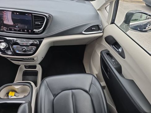 Used 2024 Chrysler Pacifica Limited FWD image 16