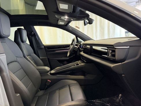 Used 2025 Porsche Macan 4S Electric AWD/4WD image 16