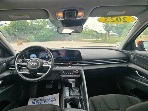 Used 2025 Hyundai Elantra SEL FWD image 15