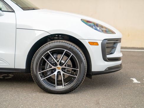 Certified 2026 Porsche Macan AWD/4WD image 9