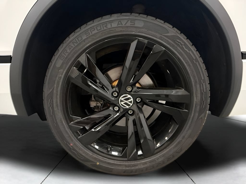 Used 2023 Volkswagen Tiguan SE R-Line FWD image 30