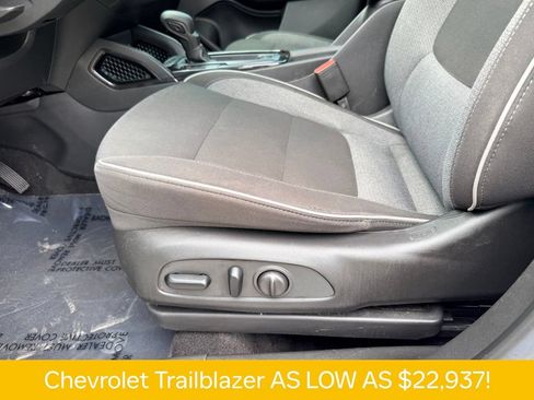 Used 2023 Chevrolet TrailBlazer LT FWD image 13