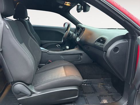 Used 2015 Dodge Challenger SXT image 10