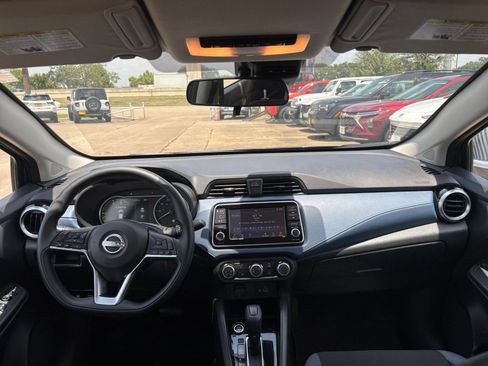 Used 2025 Nissan Versa SV FWD image 31