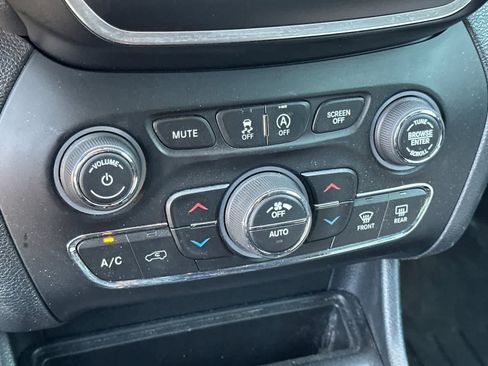 Used 2019 Jeep Cherokee Latitude Plus AWD/4WD image 22