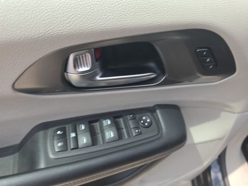 Used 2023 Chrysler Pacifica Touring-L FWD image 19