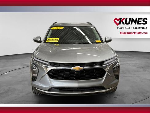 Used 2025 Chevrolet Trax LT w/ LT Convenience Package FWD image 4