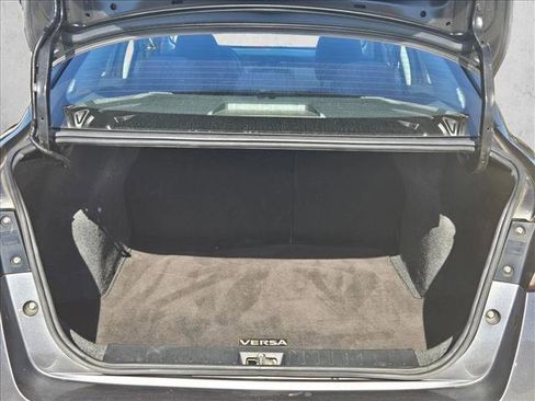 Used 2022 Nissan Versa SV image 4