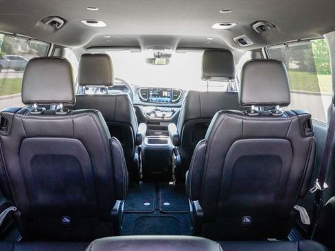 Used 2025 Chrysler Pacifica Select FWD image 15