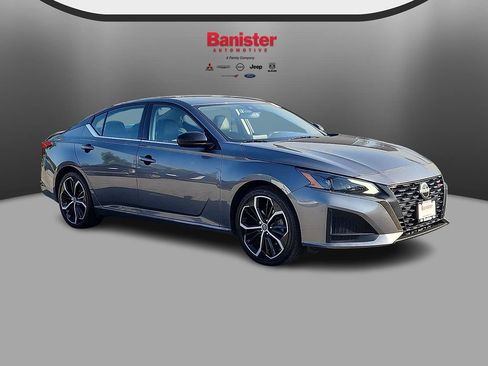 Used 2024 Nissan Altima 2.5 SR FWD image 3