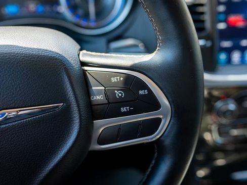 Used 2017 Chrysler 300 C RWD image 34