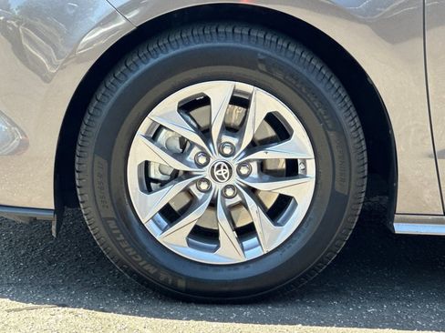 Used 2022 Toyota Sienna XLE w/ XLE Plus Package FWD image 28