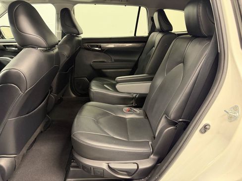 Used 2021 Toyota Highlander Limited FWD image 7
