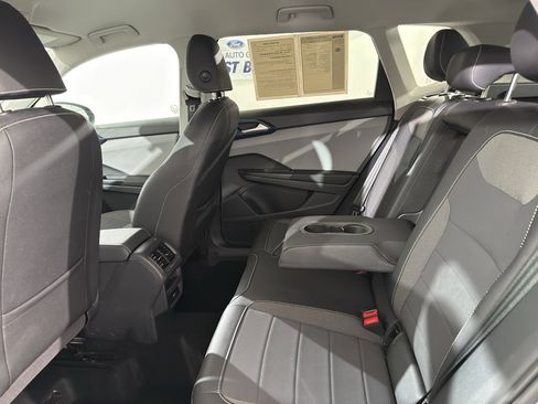 Used 2024 Volkswagen Taos SE image 16