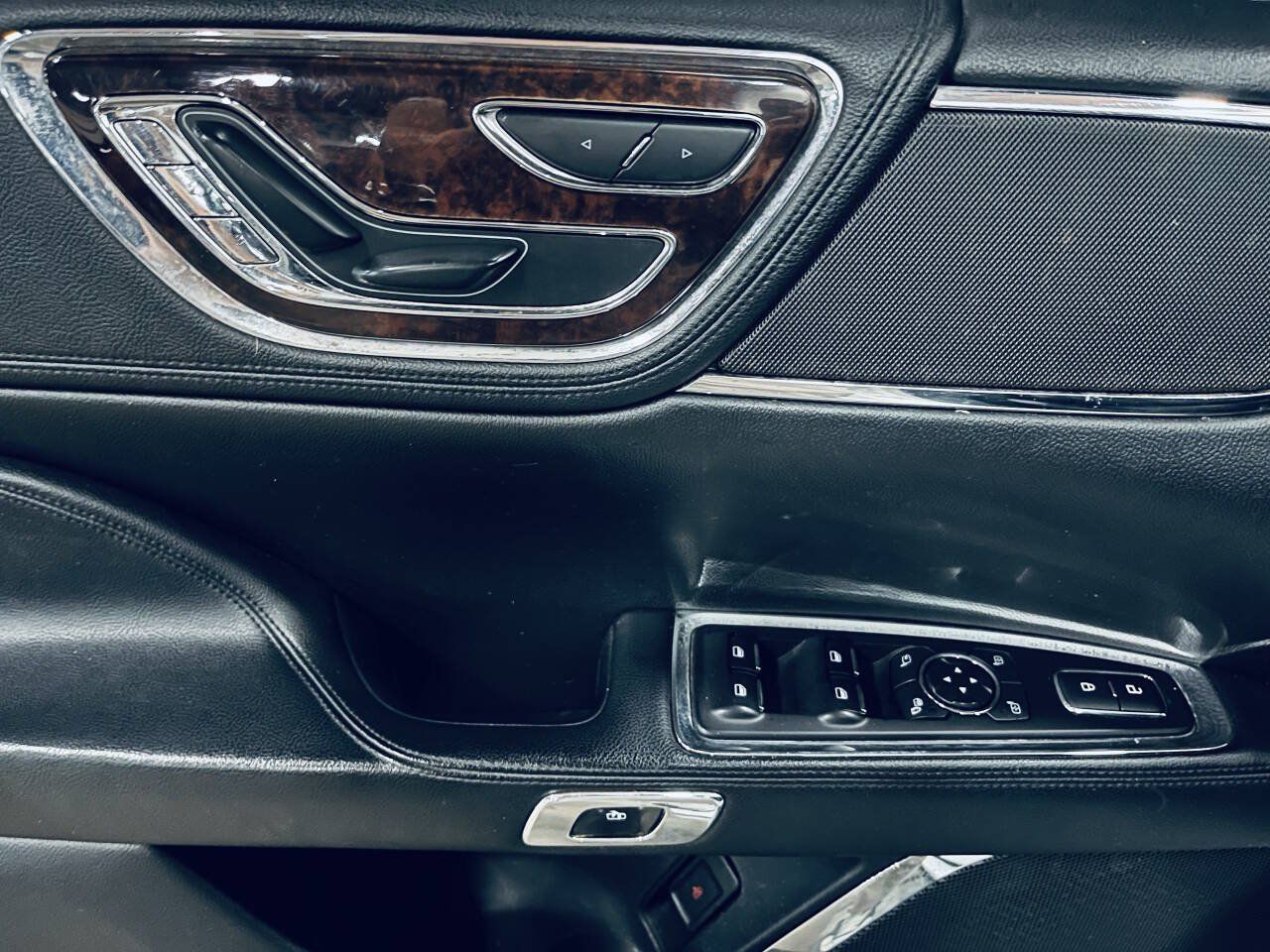 Used 2019 Lincoln Continental Premiere FWD image 16