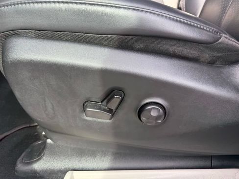 Used 2023 Chrysler Pacifica Touring-L FWD image 19