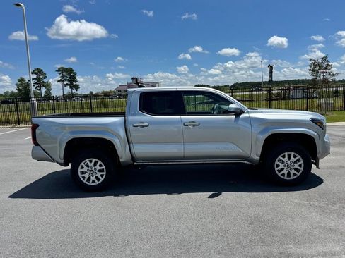 Used 2025 Toyota Tacoma SR5 AWD/4WD image 12