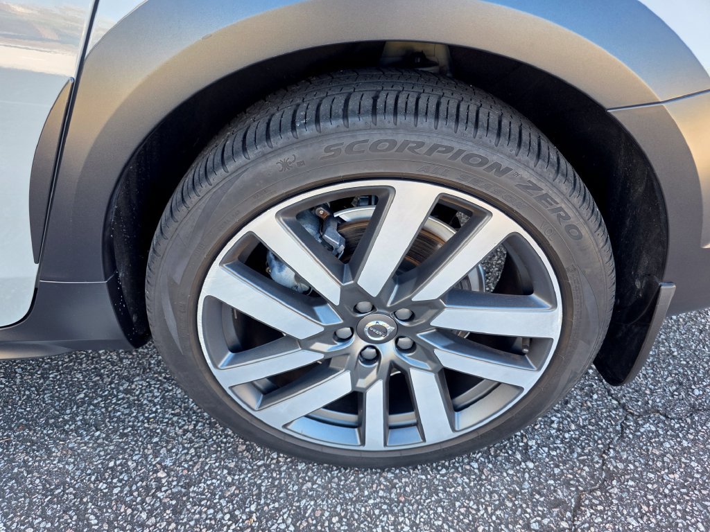 Used 2025 Volvo V90 B6 Cross Country Plus AWD/4WD image 30