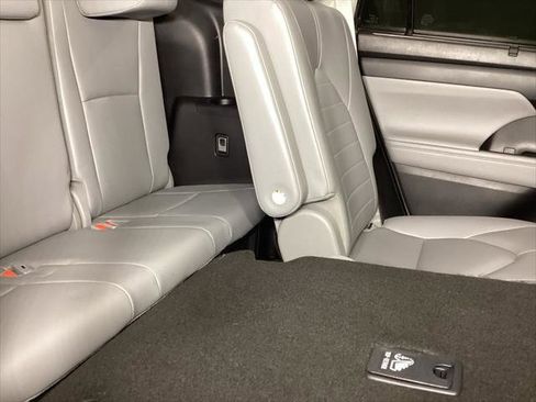 Certified 2023 Toyota Highlander XLE image 5