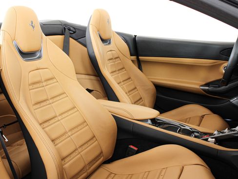 Certified 2023 Ferrari Portofino M RWD image 32