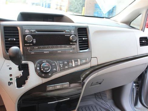 Used 2013 Toyota Sienna LE FWD image 19