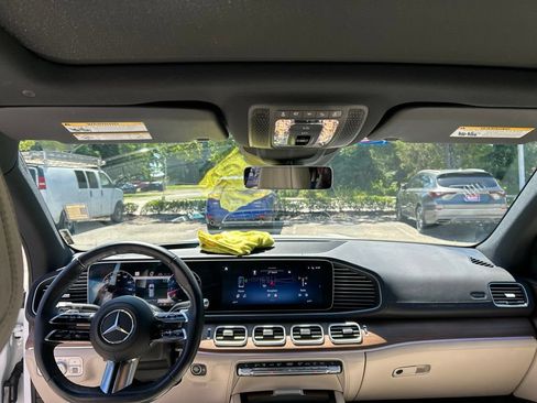 Used 2025 Mercedes-Benz GLS 580 4MATIC image 17