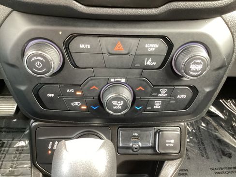 Used 2023 Jeep Renegade Latitude AWD/4WD image 19