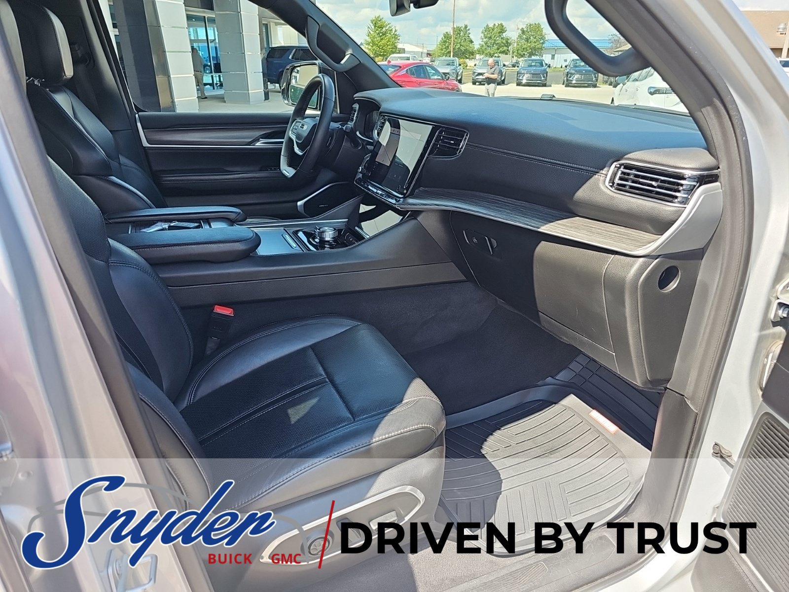 Used 2024 Jeep Wagoneer L Series II w/ Flexible Seating Group AWD/4WD image 34