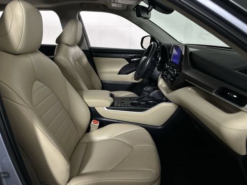 Used 2024 Toyota Highlander XLE AWD/4WD image 29