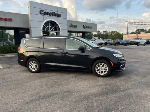 Used 2023 Chrysler Pacifica Touring-L FWD image 2